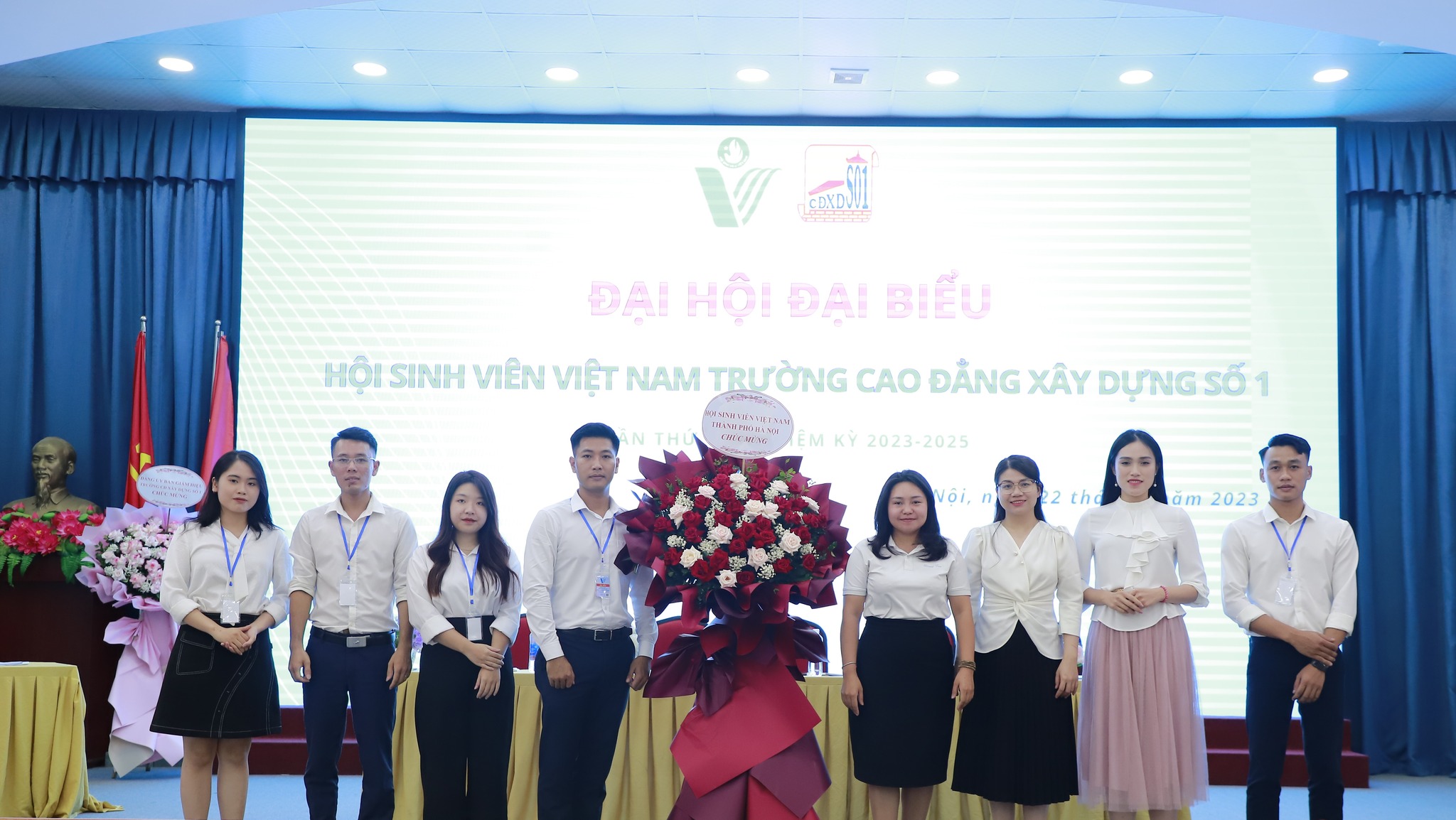 Thường trực Hội sinh viên TP Hà Nội và tổ chỉ đạo Đại hội tặng hoa chúc mừng ĐH